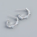 Orecchini a C in argento S925 con quadrifoglio in marmo azzurro e petali floreali - Argento 925 / Argento Platino (con tappi in plastica)