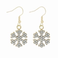 Detailopname van gouden sneeuwvlok oorbellen met witte kristallen voor Kerstmis - Holle Witte Strass Sneeuwvlok(EH979)