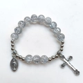 Detalle de pulsera de cuentas de vidrio gris con cruz plateada y colgantes religiosos - Estilo 2 (Gris Craquelado)