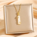 Elegante collana in bambù dorato con ciondolo in finta giada bianca e cristalli lucidi - Stile Bambù Bianco (8084)