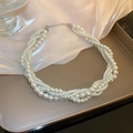 Collier de perles baroques multicouches élégant avec design torsadé sur soie rose - Perle Multicouche - Blanc
