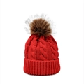 Detail der Zopfstrickstruktur einer roten Wintermütze mit weichem braunem Kunstpelzbommel - M (56-58cm) / Rot