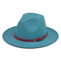 Detalle de sombrero de lana azul con banda de cuero rojo y hebilla de metal plateado - Talla Adulto (57-60cm) / Azul lago