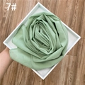 Détail du hijab en mousseline vert menthe avec paillettes dorées plié en fleur - Vert menthe