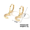 Détail de boucles d'oreilles croissant dorées 2,3cm avec zircon blanc et mesures - Style Lune en Forme de C (KE00051GW)