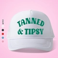 Λευκό καπέλο trucker με τύπωμα Tanned & Tipsy και ρυθμιζόμενο δίχτυ σε διάφορα χρώματα - Ένα μέγεθος / Όλο Λευκό