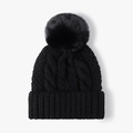 Berretto da donna in maglia nera con grande pompon in ecopelliccia e trama a trecce - Nero
