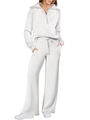 Dettaglio del set lounge bianco con collo ampio a mezza zip e pantaloni sportivi a gamba larga - Bianco