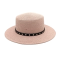 Gros plan sur un chapeau de paille rose avec ruban noir clouté et texture tressée - M (56-58cm) / Rose Clair