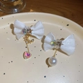 Detalle de pendientes de lazo de tela con corazones de perlas y dijes de cristales - Pendientes de Lazo de Cinta Blanca (Poste de Plata de Ley 925) / Blanco