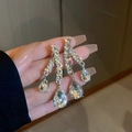 Orecchini pendenti in argento con cristalli scintillanti e pietre preziose a goccia d'acqua - Forma a Goccia d'Acqua / Argento