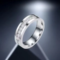 Polierter Edelstahlring in Silber mit einer Reihe von Zirkonia in einer Kanalfassung - US 6 / Silber Kanalset Zirkonia Damen