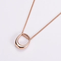 Collana minimalista in oro rosa con ciondolo ad anello ovale lucido su sfondo bianco - Oro rosa