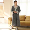 Dicker Herren-Bademantel aus grauem Flanell mit Webpelzbesatz und Gürtel für Zuhause - M / Herren / Grau