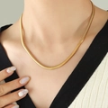 Elegante vergulde platte slangenketting gedragen door een vrouw voor dagelijks gebruik - P1345 - Gouden Halsketting - 41+6cm