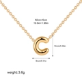 Dettaglio della collana dorata con ciondolo lettera C da 50cm con dimensioni e peso inclusi - Lettera C