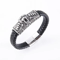 Bracciale da uomo in pelle intrecciata con testa di leone in acciaio inox, vista a 45 gradi - Color Acciaio