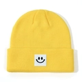 Berretto in maglia giallo brillante per neonati con toppa sorridente e bordo a costine - Giallo