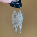 Dettaglio di orecchini in argento 925 con strass pavé e design a frange eleganti - Argento