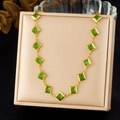 Collar vintage de acero inoxidable chapado en oro con piedras de cristal verde en un joyero - Collar (N4033)