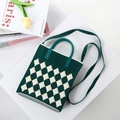 Grün-weiße Stricktasche mit Karomuster, Doppelgriffen und langem Schultergurt - Dunkelgrün Raute