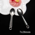 Vista macro di due ciondoli a cucchiaio in miniatura in lega d'argento 7x28mm per fai da te - Cucchiaio da Minestra in Miniatura Medio (7x28mm)