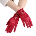 Gants courts en satin rouge élégants avec nœud et perles pour mariages et soirées - Style Nœud / Bordeaux