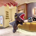 Porte-clés dinosaure en peluche gris foncé avec accents jaunes et fermoir en argent - Gris Noir