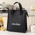 Minimalistische schwarze Isoliertasche mit Aufdruck und stabilen Tragegriffen - Schwarz
