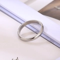 Primer plano de un anillo minimalista de acero inoxidable plateado con superficie lisa pulida - US 5 / Color Acero