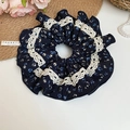 Chouchou floral bleu marine avec bordure en dentelle blanche et motifs fins - 51# Fleurs Marine Bordure Dentelle Blanche (HH3984)