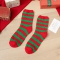 Nahaufnahme rot-grün gestreifter Korallenvlies-Weihnachtssocken auf Holzuntergrund - Einheitsgröße / Klassische rot-grüne Streifen
