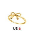Détail macro d'une bague nœud en or 18 carats indiquant la taille US 6 en vue professionnelle - US 6 (T079_1) / Doré