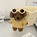 Gros plan du porte-clés chien en peluche avec pull jaune et lunettes de soleil à carreaux - Khaki