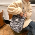 Damen Cord-Tragetasche mit blauem Leopardenmuster, präsentiert in einem Café - Grauer Leopardenmuster