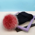 Winter-Strickmütze in Schwarz mit Rippenmuster und einem großen roten Pelzbommel - Einheitsgröße / Schwarzer Hut Mit Rot-Weißem Bommel