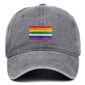 Dunkelgraue Baumwoll-Baseballkappe im Distressed-Look mit bestickter Regenbogenfahne - Einheitsgröße / Grau