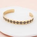 Bracciale rigido aperto in acciaio dorato con texture a rombi neri incisa a mano - Oro