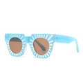 Quadratische himmelblaue Sonnenbrille mit braunen Gläsern und modischer Sonnenstruktur - Blauer Rahmen Teegläser
