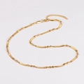 Detalle del collar de cadena de serpiente dorada con pequeñas cuentas y cierre de mosquetón ajustable - Estilo Cadena de Serpiente con Cuentas / Dorado