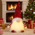 Weihnachtswichtel mit roten Paillettenhut und leuchtendem LED-Bart in Festtagsdeko - Roter Paillettenhut