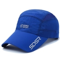 Blaue schnelltrocknende Sportkappe mit atmungsaktivem Mesh-Einsatz und Markenlogo - Verstellbar / Königsblau
