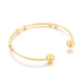 Eleganter vergoldeter Edelstahl-Armreif in offener Form mit Kugelperlen-Akzenten - Minimalistischer Kugelstil (KB41990-Z) / Gold