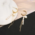 Elegante goldene Bambus-Creolen mit hängenden weißen Perlenquasten und feinen Ketten - 5 Perlen Quasten C-Creolen Design / Gold
