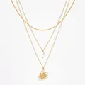 Collana a tre strati in acciaio dorato con ciondolo a sole e perla a goccia - Stile Dorato (KD1853)