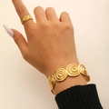 Elegante set di gioielli a spirale dorata con bracciale a maglie e anello coordinato - Set Bracciale e Anello con Spirale 3D