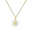Dettaglio della collana a quadrifoglio dorata con ciondolo in giada bianca e simbolo Fu - Modello Ping An Kou effetto giada bianca con carattere Fu (G10504649G-1)