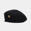 Nahaufnahme einer schwarzen Baskenmütze mit goldenem C-Logo und Strickstruktur - Schwarz