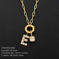 Collana in acciaio inossidabile dorato con lettera E di perle e un ciondolo di zircone lucido - Lettera E
