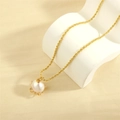 Elegante goldene Kordelkette mit großem Perlenanhänger und funkelnden Kristallakzenten - Gold Perlenanhänger Stil (NE1954-A)